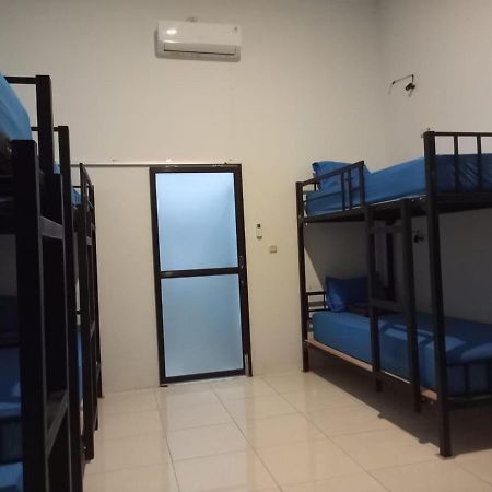 Simpang Hostel Kuta  Экстерьер фото