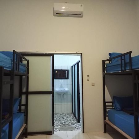 Simpang Hostel Kuta  Экстерьер фото