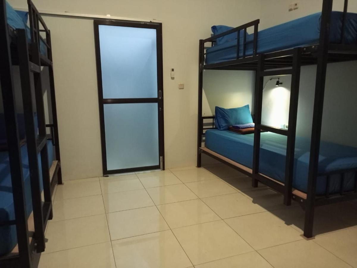 Simpang Hostel Kuta  Экстерьер фото